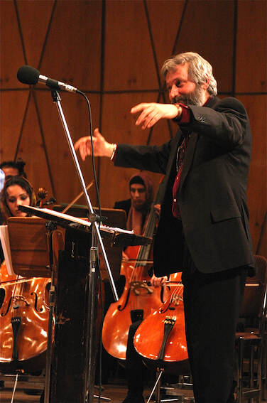 فرید عمران در حال رهبری ارکستر آکادمیا؛ تهران، تالار رودکی