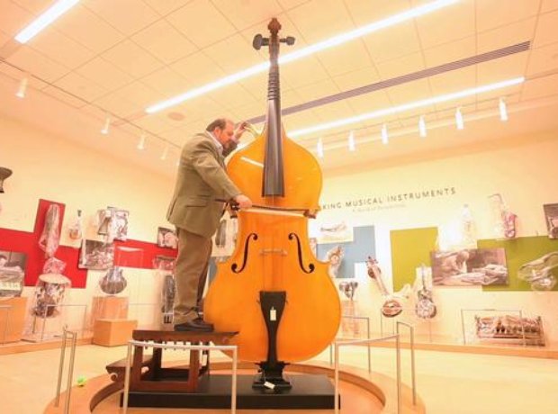 عکسی از ساز Octobass