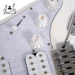 جزئیات گیتار الکتریک طرح اسویپ با کاور رنگ سفید