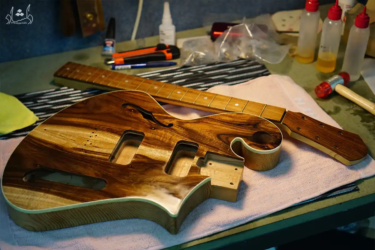 مقایسه گیتار دست ساز با گیتار صنعتی: کدام انتخاب بهتری است؟ مقایسه گیتار دست ساز با صنعتی کدام انتخاب بهتری است؟